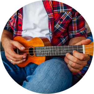 Fotografía de un músico tocando el ukelele