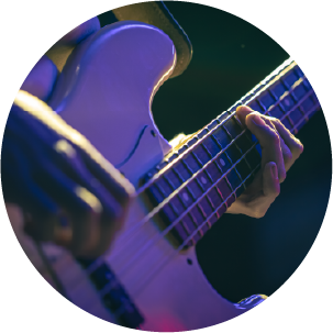 Fotografía de una persona tocando un bajo eléctrico