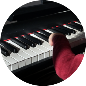 Fotografía de un niño tocando el piano
