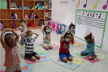 Niños en jugando con la música
