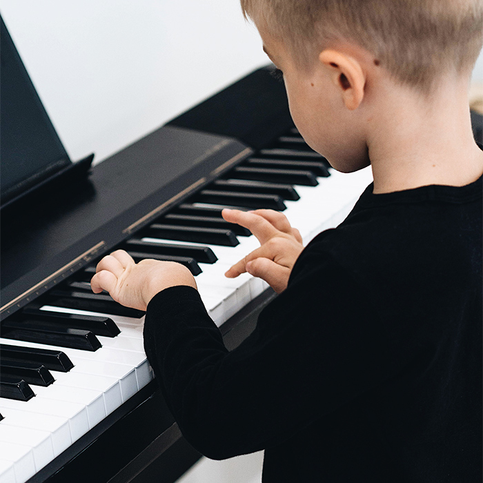 Niño tocando el piano